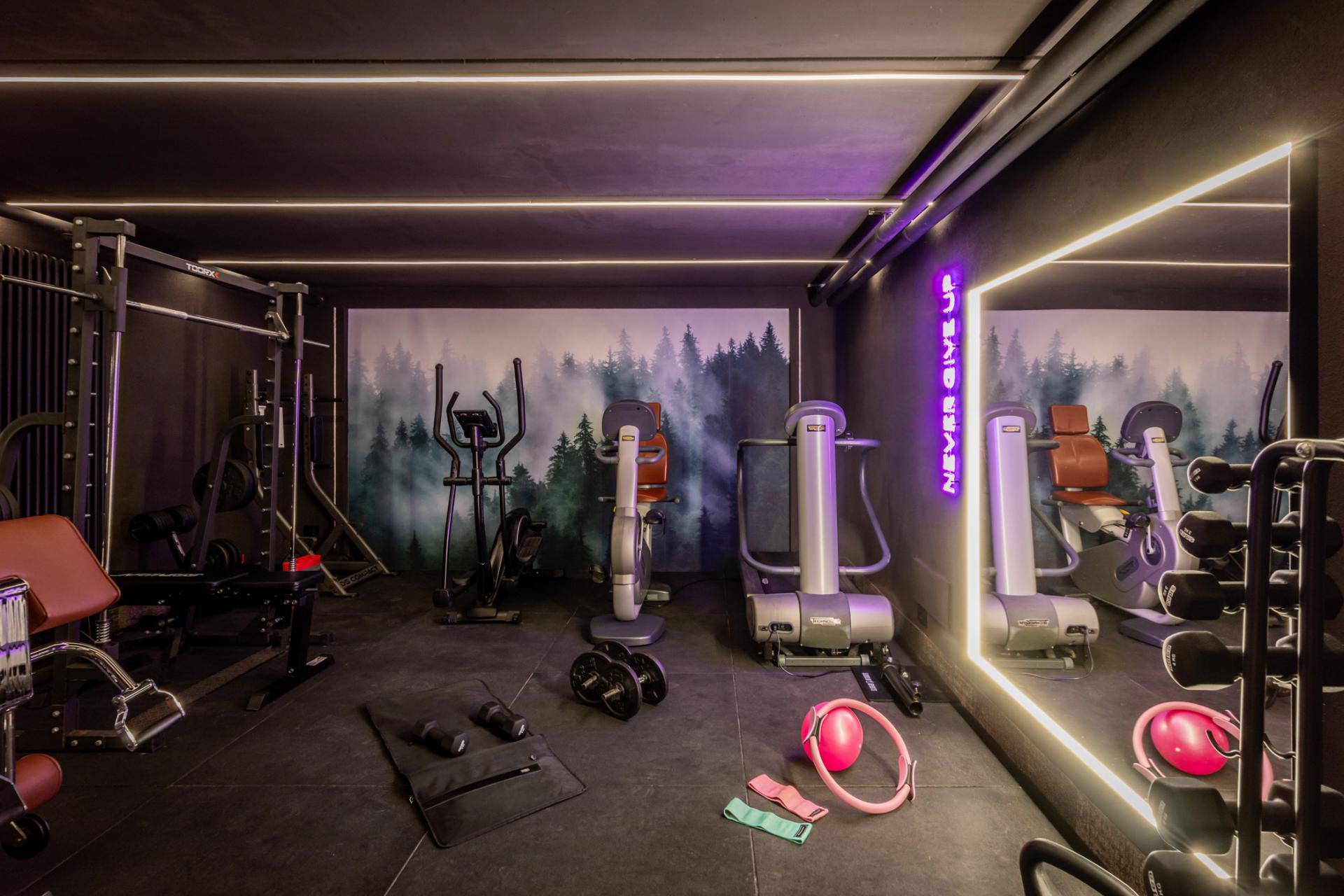 FITNESS ROOM