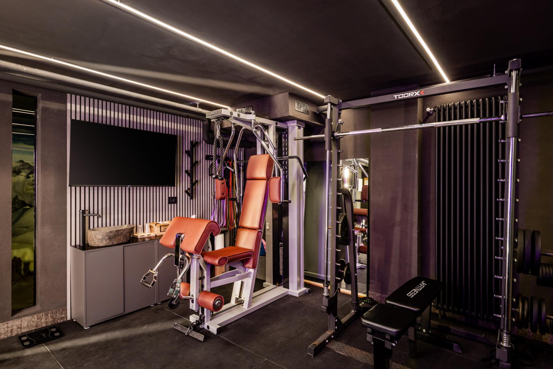 FITNESS ROOM